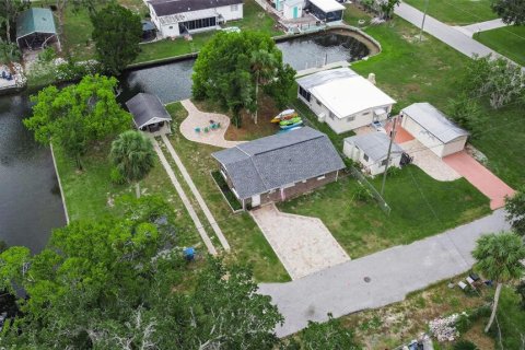 House in Weeki Wachee, Florida 3 bedrooms, 84.73 sq.m. № 2238954 - photo 5