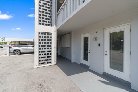 Купить кондоминиум в Дирфилд-Бич, Флорида 2 спальни, 90.12м2, № 1849138 - фото 2