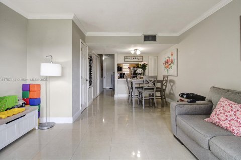 Condo in Miami, Florida, 2 bedrooms  № 1699853 - photo 8
