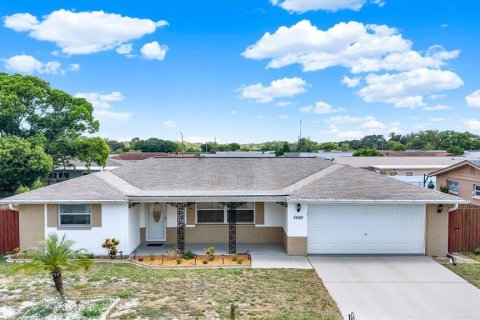 House in New Port Richey, Florida 2 bedrooms, 129.97 sq.m. № 2196071