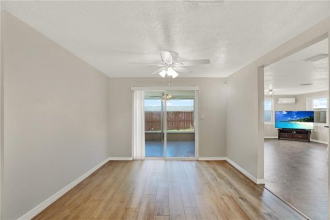 Villa ou maison à vendre à New Port Richey, Floride: 2 chambres, 129.97 m2 № 2196071 - photo 12