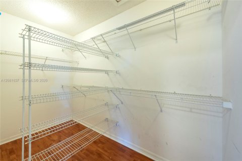 Villa ou maison à louer à Pembroke Pines, Floride: 4 chambres, 235.04 m2 № 2384998 - photo 16