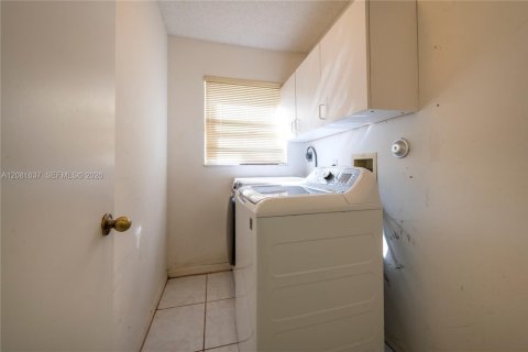 Villa ou maison à louer à Pembroke Pines, Floride: 4 chambres, 235.04 m2 № 2384998 - photo 27
