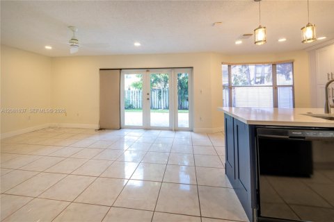 Villa ou maison à louer à Pembroke Pines, Floride: 4 chambres, 235.04 m2 № 2384998 - photo 8