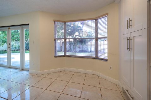 Villa ou maison à louer à Pembroke Pines, Floride: 4 chambres, 235.04 m2 № 2384998 - photo 9
