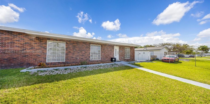 Villa ou maison à Cutler Bay, Floride 3 chambres, 243.03 m2 № 1827545
