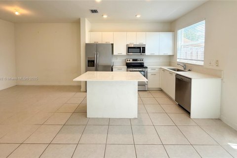 Townhouse in Miami, Florida 3 bedrooms, 123.37 sq.m. № 2039315 - photo 5