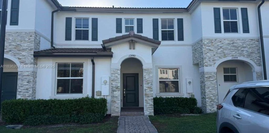 Townhouse in Miami, Florida 3 bedrooms, 123.37 sq.m. № 2039315