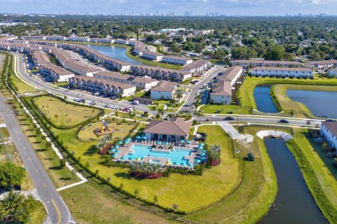 Townhouse in Miami, Florida 3 bedrooms, 123.37 sq.m. № 2039315 - photo 8