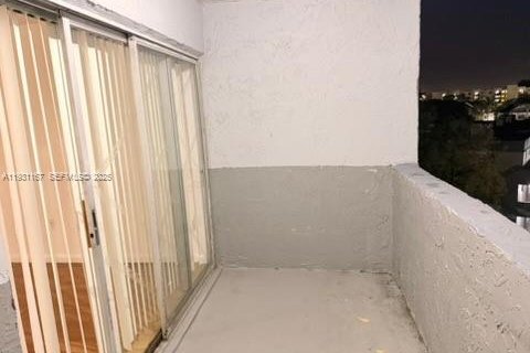 Copropriété à louer à Miami, Floride: 2 chambres, 131.46 m2 № 1990091 - photo 14