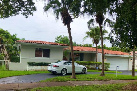 Снять в аренду виллу или дом в Корал-Гейблс, Флорида 3 спальни, 161.56м2, № 2043689 - фото 18