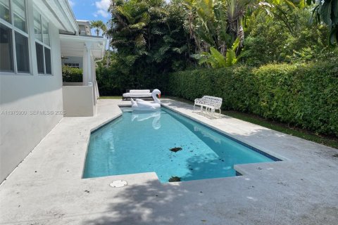 Снять в аренду виллу или дом в Корал-Гейблс, Флорида 3 спальни, 161.56м2, № 2043689 - фото 19