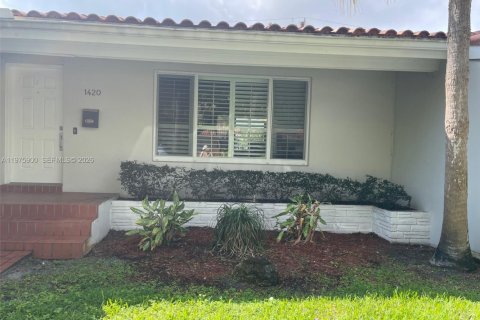 Снять в аренду виллу или дом в Корал-Гейблс, Флорида 3 спальни, 161.56м2, № 2043689 - фото 17