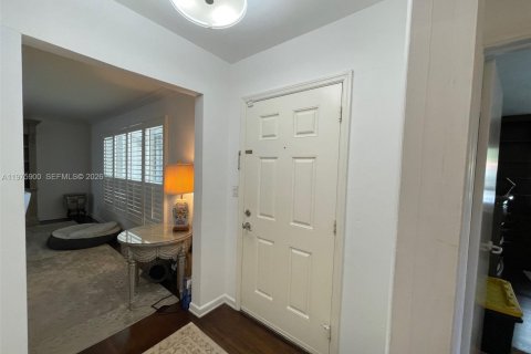 Снять в аренду виллу или дом в Корал-Гейблс, Флорида 3 спальни, 161.56м2, № 2043689 - фото 9