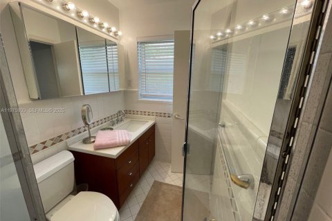 Снять в аренду виллу или дом в Корал-Гейблс, Флорида 3 спальни, 161.56м2, № 2043689 - фото 14