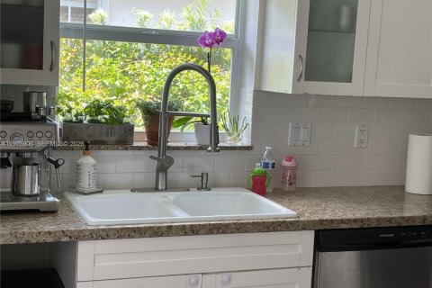 Снять в аренду виллу или дом в Корал-Гейблс, Флорида 3 спальни, 161.56м2, № 2043689 - фото 6