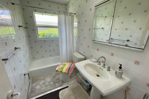 Снять в аренду виллу или дом в Корал-Гейблс, Флорида 3 спальни, 161.56м2, № 2043689 - фото 8