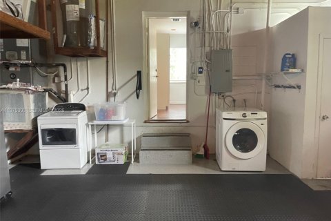 Снять в аренду виллу или дом в Корал-Гейблс, Флорида 3 спальни, 161.56м2, № 2043689 - фото 16