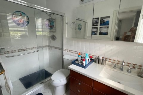 Снять в аренду виллу или дом в Корал-Гейблс, Флорида 3 спальни, 161.56м2, № 2043689 - фото 12