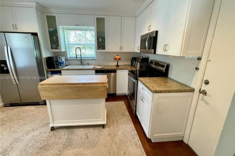 Снять в аренду виллу или дом в Корал-Гейблс, Флорида 3 спальни, 161.56м2, № 2043689 - фото 5