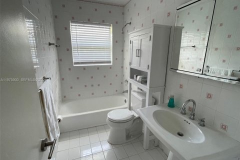 Снять в аренду виллу или дом в Корал-Гейблс, Флорида 3 спальни, 161.56м2, № 2043689 - фото 13