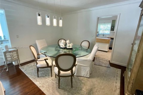 Снять в аренду виллу или дом в Корал-Гейблс, Флорида 3 спальни, 161.56м2, № 2043689 - фото 4