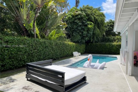 Снять в аренду виллу или дом в Корал-Гейблс, Флорида 3 спальни, 161.56м2, № 2043689 - фото 10