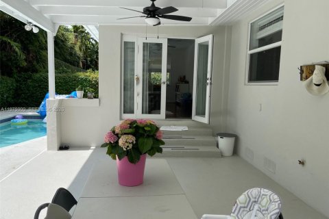 Снять в аренду виллу или дом в Корал-Гейблс, Флорида 3 спальни, 161.56м2, № 2043689 - фото 21