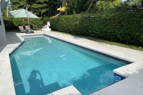 Снять в аренду виллу или дом в Корал-Гейблс, Флорида 3 спальни, 161.56м2, № 2043689 - фото 2