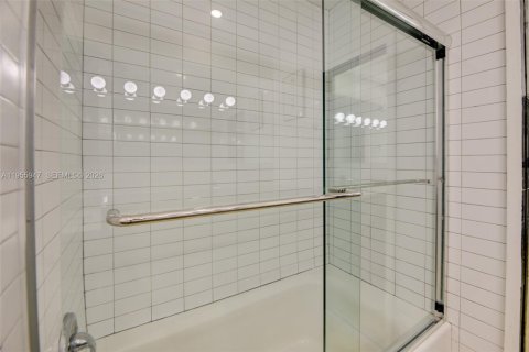 Villa ou maison à vendre à Hollywood, Floride: 5 chambres, 262.91 m2 № 2017440 - photo 29