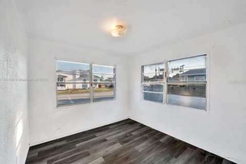 House in St. Lucie, Florida 2 bedrooms, 75.81 sq.m. № 2212474 - photo 12