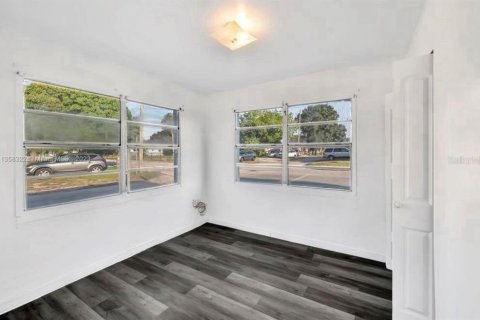 House in St. Lucie, Florida 2 bedrooms, 75.81 sq.m. № 2212474 - photo 8