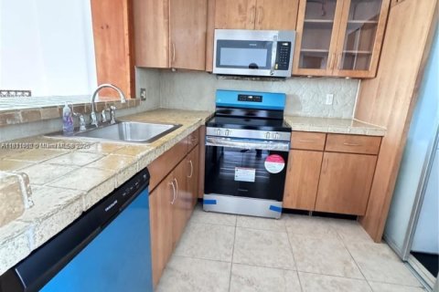 Condo in North Miami Beach, Florida, 2 bedrooms  № 1959856 - photo 10