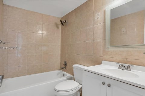 Condo in North Miami Beach, Florida, 2 bedrooms  № 1959856 - photo 8