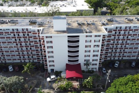 Condo in North Miami Beach, Florida, 2 bedrooms  № 1959856 - photo 15