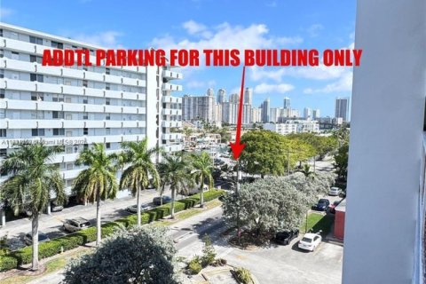 Condo in North Miami Beach, Florida, 2 bedrooms  № 1959856 - photo 3
