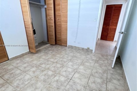 Condo in North Miami Beach, Florida, 2 bedrooms  № 1959856 - photo 11