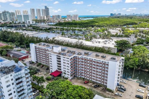 Condo in North Miami Beach, Florida, 2 bedrooms  № 1959856 - photo 17