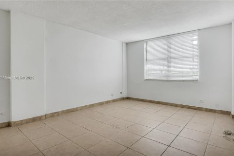 Condo in North Miami Beach, Florida, 2 bedrooms  № 1959856 - photo 5