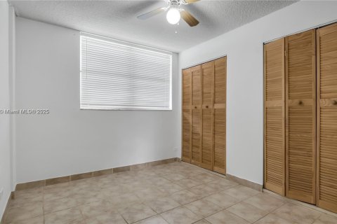 Condo in North Miami Beach, Florida, 2 bedrooms  № 1959856 - photo 13