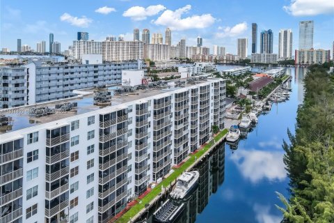 Condo in North Miami Beach, Florida, 2 bedrooms  № 1959856 - photo 1
