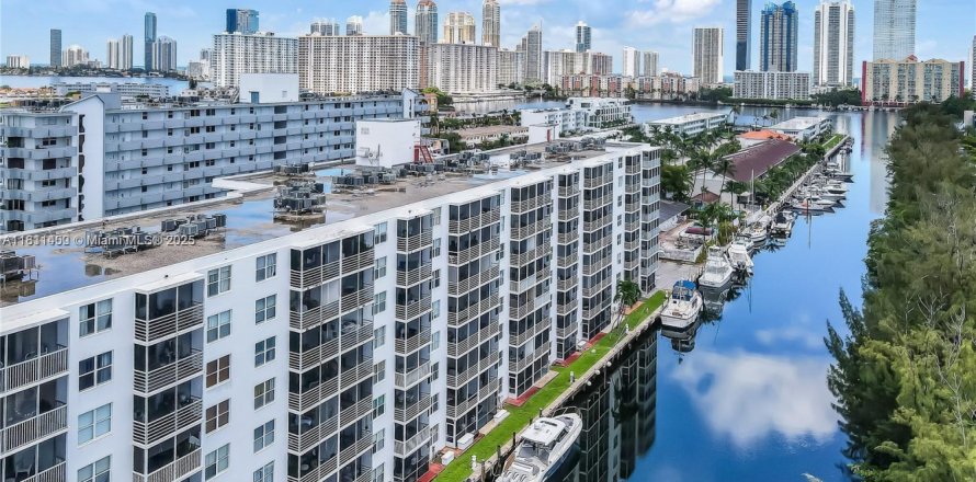 Condo in North Miami Beach, Florida, 2 bedrooms  № 1959856