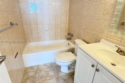 Condo in North Miami Beach, Florida, 2 bedrooms  № 1959856 - photo 9