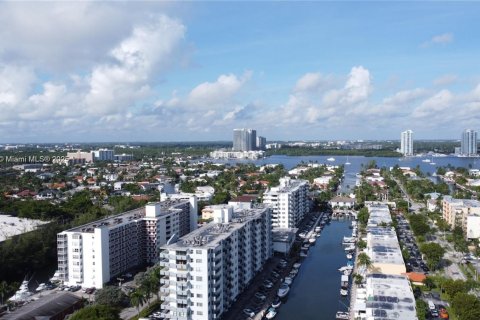 Condo in North Miami Beach, Florida, 2 bedrooms  № 1959856 - photo 16