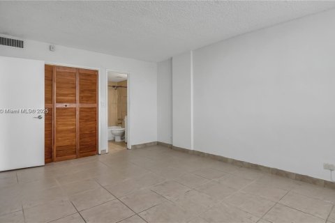 Condo in North Miami Beach, Florida, 2 bedrooms  № 1959856 - photo 4