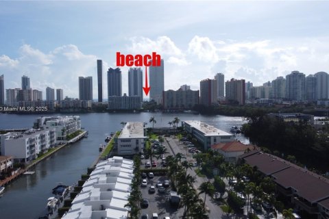 Condo in North Miami Beach, Florida, 2 bedrooms  № 1959856 - photo 2