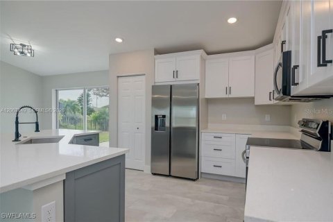 Villa ou maison à vendre à Cape Coral, Floride: 3 chambres, 165.83 m2 № 2299432 - photo 2
