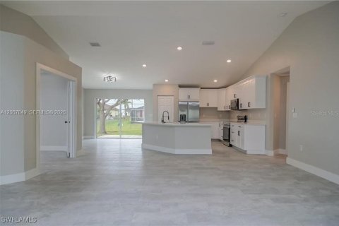 Villa ou maison à vendre à Cape Coral, Floride: 3 chambres, 165.83 m2 № 2299432 - photo 4
