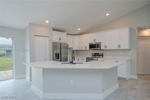 Villa ou maison à vendre à Cape Coral, Floride: 3 chambres, 165.83 m2 № 2299432 - photo 3