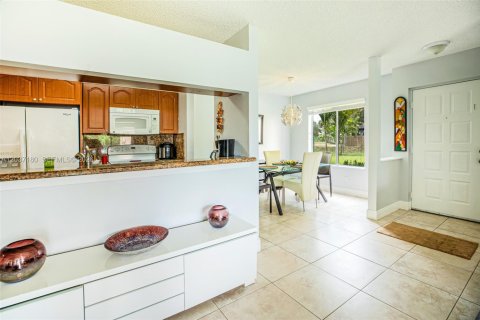 Купить кондоминиум в Майами, Флорида 2 спальни, 82.78м2, № 2145790 - фото 11